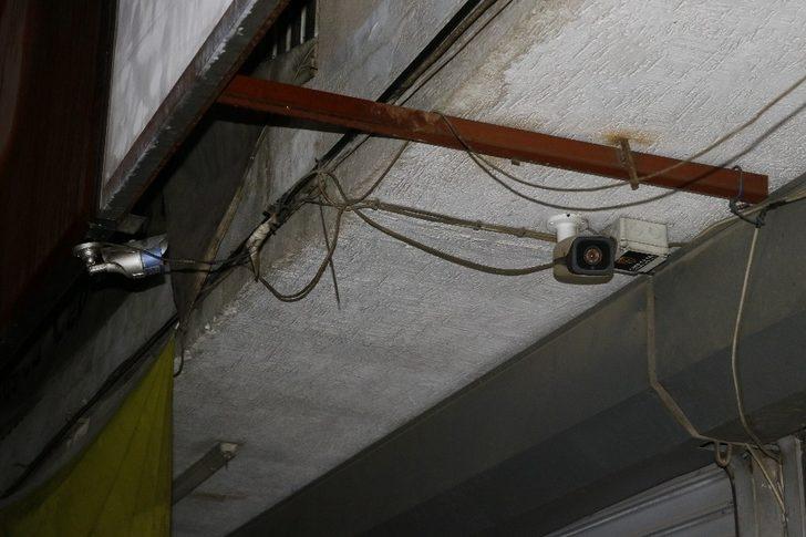 Hırsızlar çaldıkları para kasasını polisi görünce yol kenarına atıp kaçtı G4