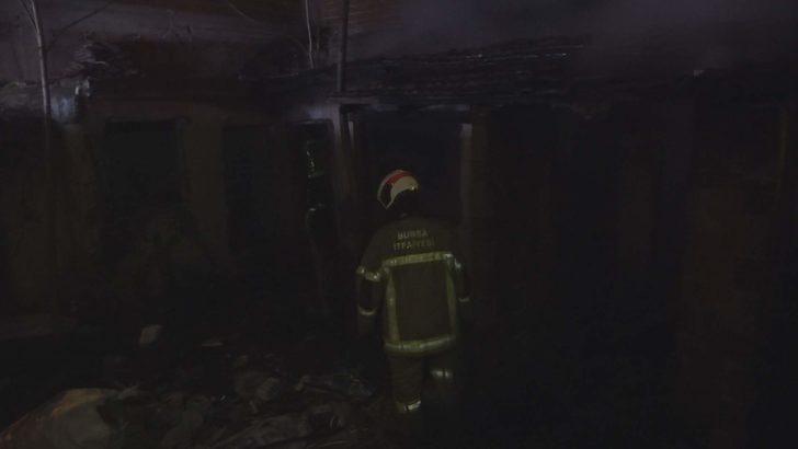 Bursa'da korku dolu anlar! Çöp dolu ev yandı G3