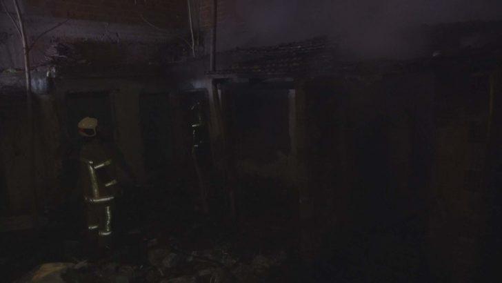 Bursa'da korku dolu anlar! Çöp dolu ev yandı G4