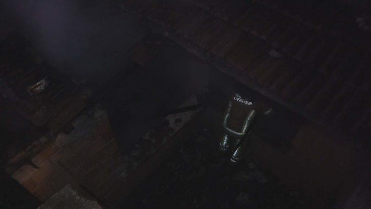 Bursa'da korku dolu anlar! Çöp dolu ev yandı G5