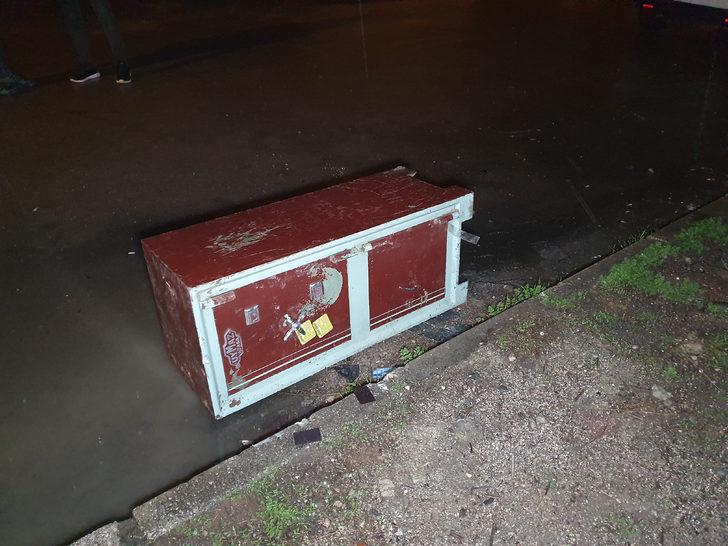 Polisi görünce,150 kiloluk para kasasını bırakıp kaçtılar G5