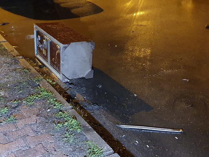 Polisi görünce,150 kiloluk para kasasını bırakıp kaçtılar G4