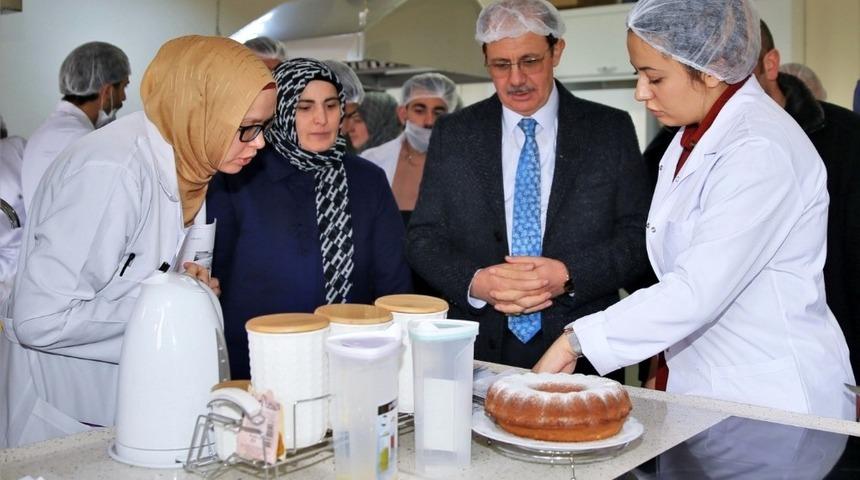 Rekt&ouml;r Coşkun &ouml;ğrencilerle birlikte derse girdi