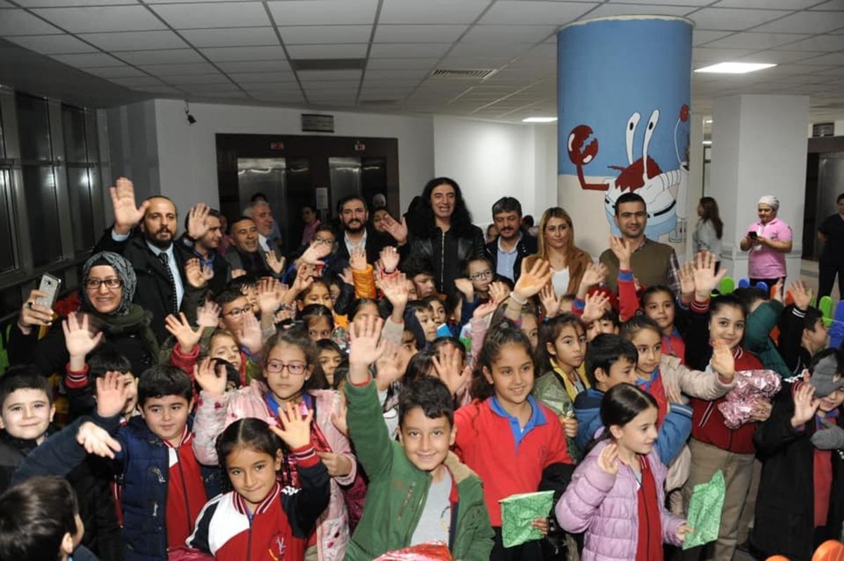 &Uuml;nl&uuml; Sanat&ccedil;ı Murat Kekilli Aydın&rsquo;da onkoloji hastası &ccedil;ocuklarla buluştu