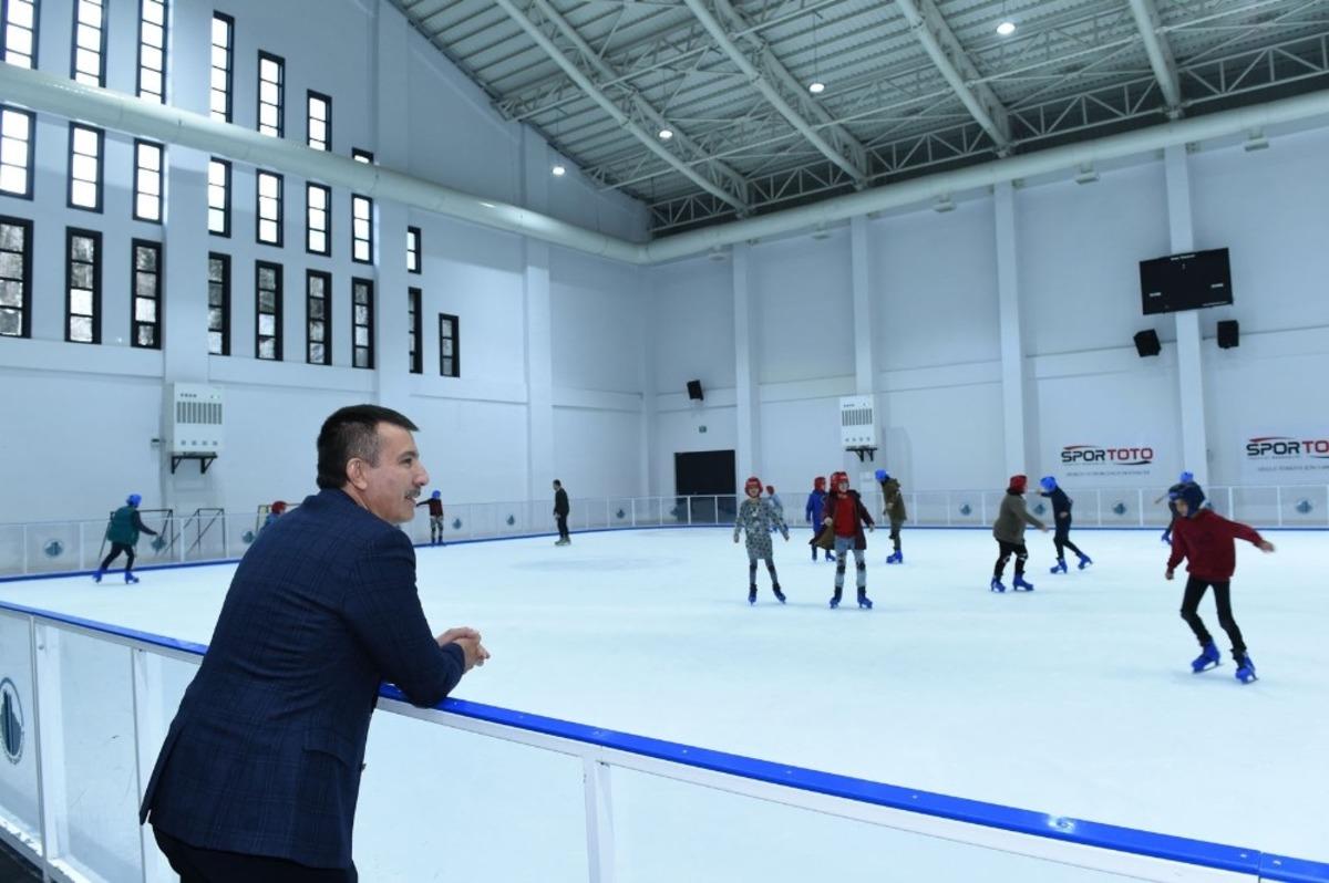 Altın patenler buz &uuml;st&uuml;nde