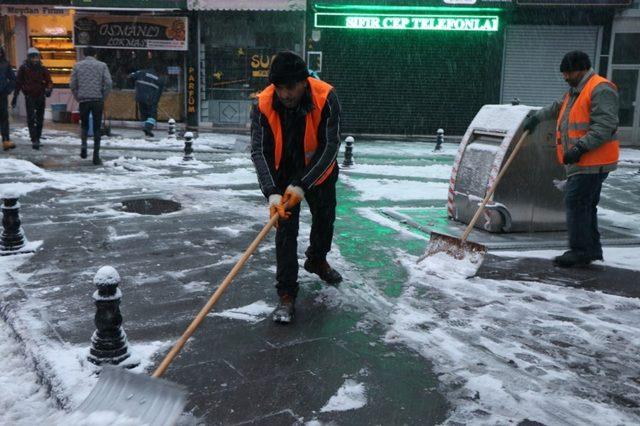 Mevsimin ilk kar yağışı ile birlikte belediye ekipleri çalışmalarına başladı