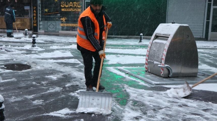 Mevsimin ilk kar yağışı ile birlikte belediye ekipleri &ccedil;alışmalarına başladı