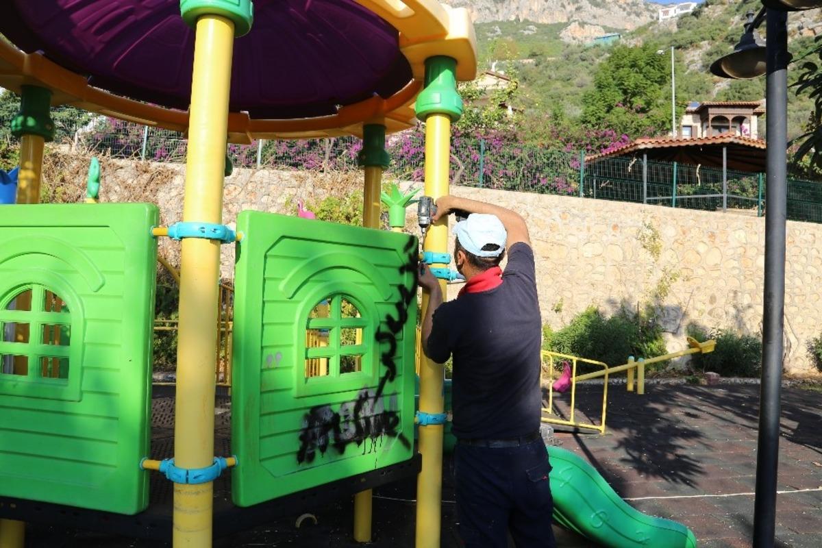Kaş&rsquo;ta dinlenme ve &ccedil;ocuk oyun parkları yenileniyor
