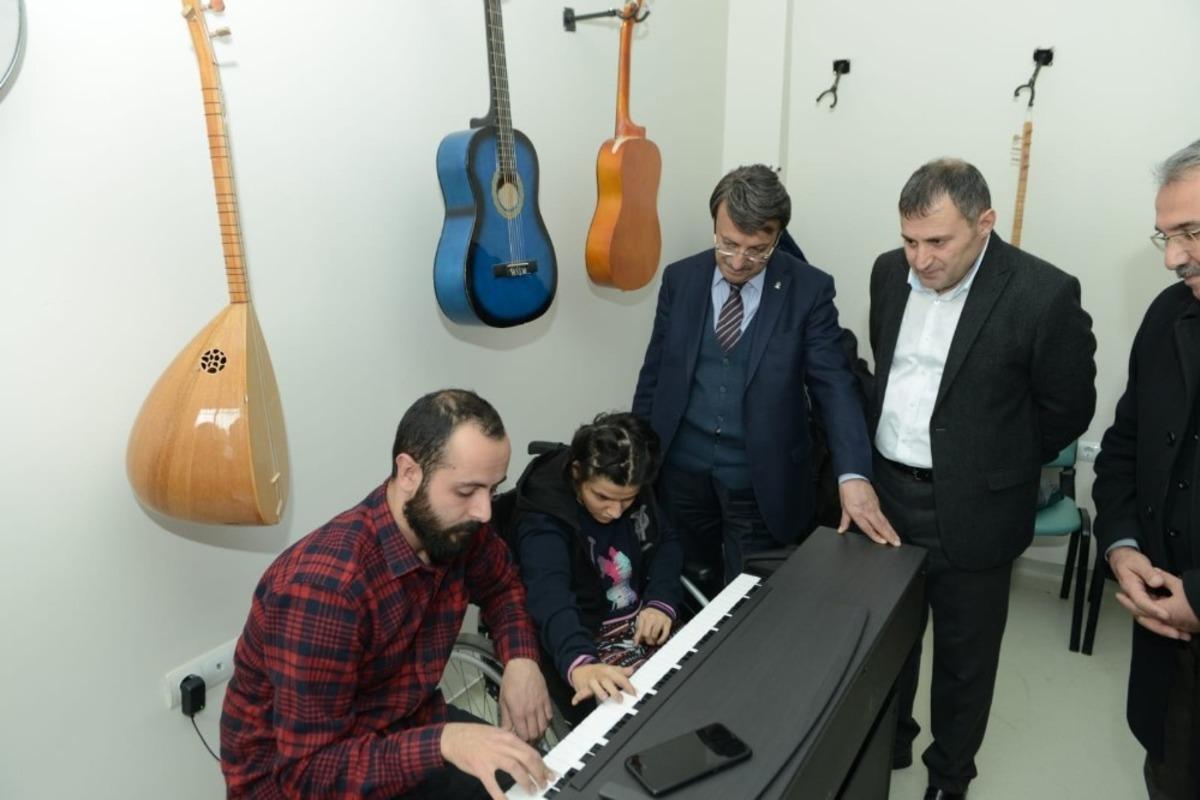 AK Parti heyetinden engellilere ziyaret