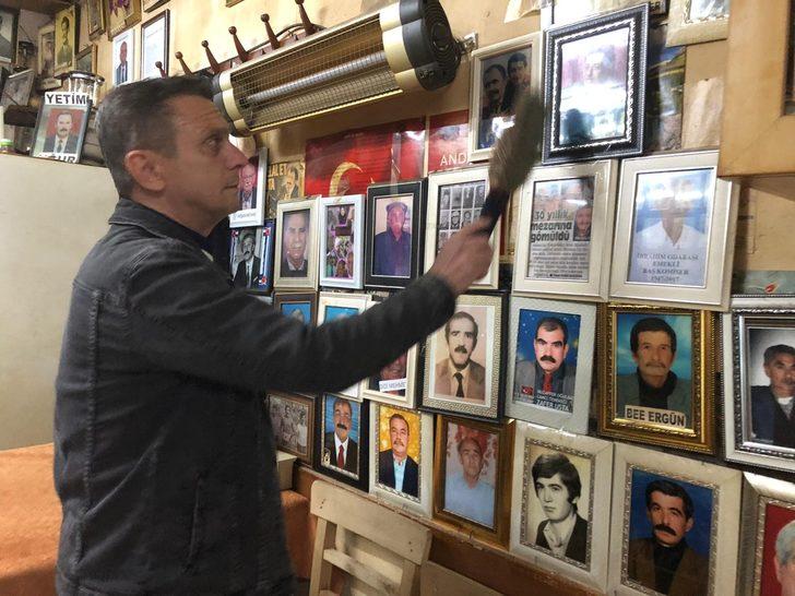 Adana'da ilginç kıraathane... Ölen hemşehrilerinin fotoğraflarını duvara asıyor G1