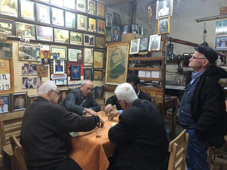 Adana'da ilginç kıraathane... Ölen hemşehrilerinin fotoğraflarını duvara asıyor G2