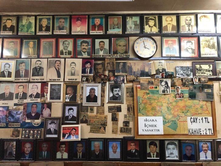 Adana'da ilginç kıraathane... Ölen hemşehrilerinin fotoğraflarını duvara asıyor G3