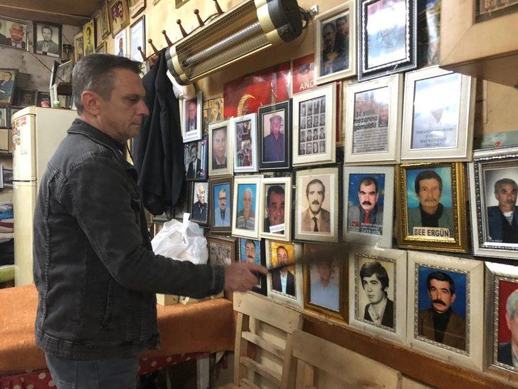 Adana'da ilginç kıraathane... Ölen hemşehrilerinin fotoğraflarını duvara asıyor G5