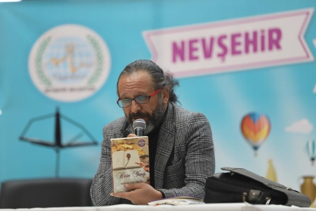 Yazar Sinan Yağmur, Nevşehir Kitap fuarında okurlarıyla buluştu