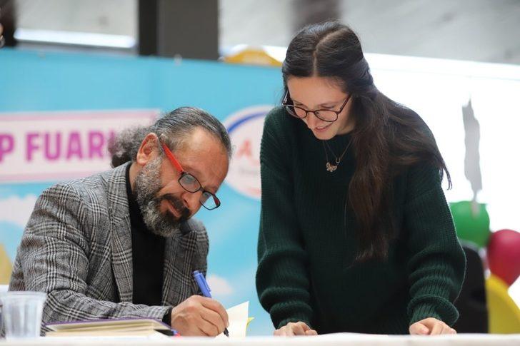 Yazar Sinan Yağmur, Nevşehir Kitap fuarında okurlarıyla buluştu G3