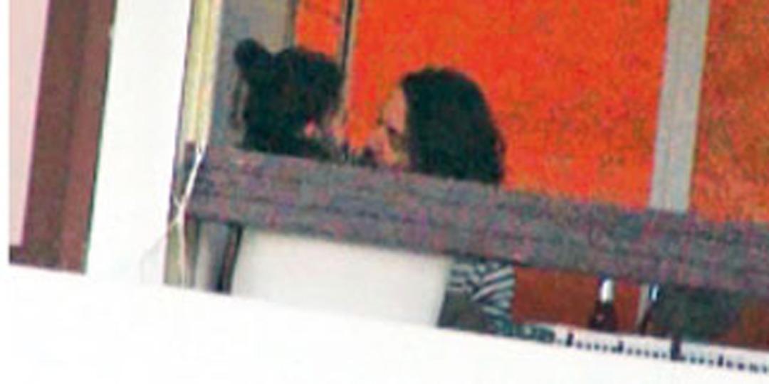 Nurg&uuml;l Yeşil&ccedil;ay balkonda &ouml;p&uuml;ş&uuml;rken yakalandı