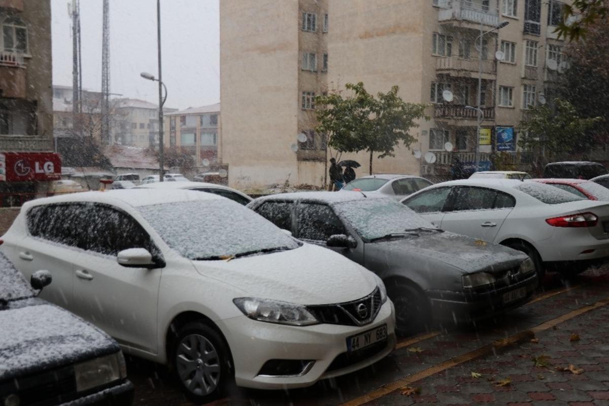 Malatya şehir merkezine mevsimin ilk karı yağdı