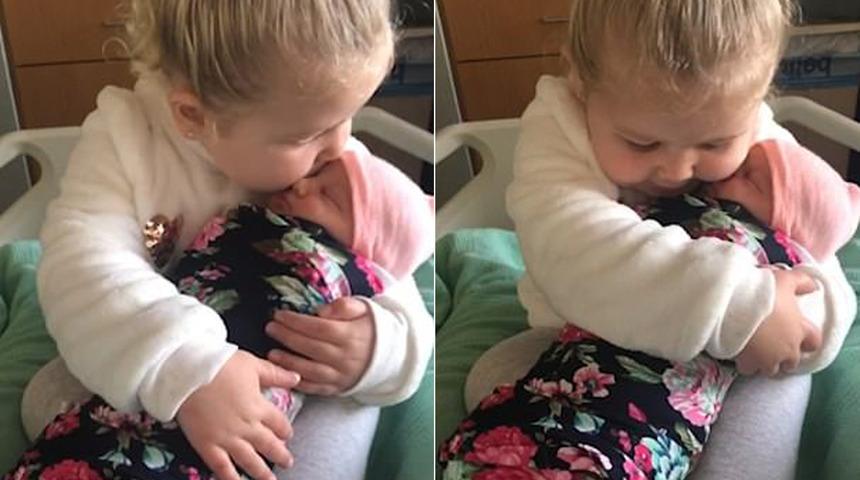 Küçük kızın kardeşiyle tanışma anını 40 bine yakın kişi izledi