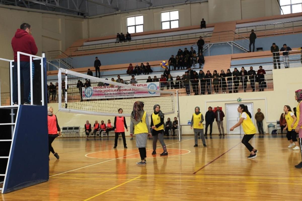 Bitlis&rsquo;te &lsquo;3. Rekt&ouml;rl&uuml;k Kız &Ouml;ğrenci Spor Turnuvası&rsquo; sona erdi
