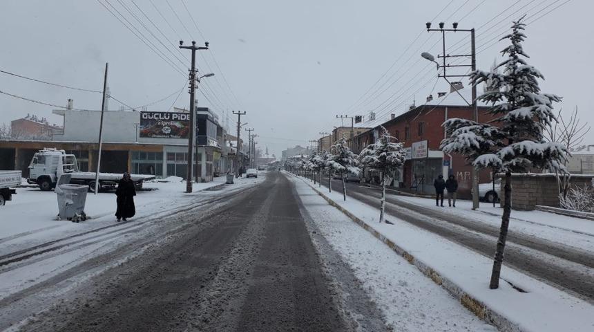 Acıg&ouml;l&rsquo;de kar yağışı etkili oluyor