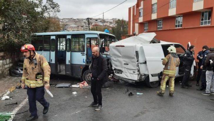 İstanbul'da minibüs ile kamyonet çarpıştı! Yaralılar var G3