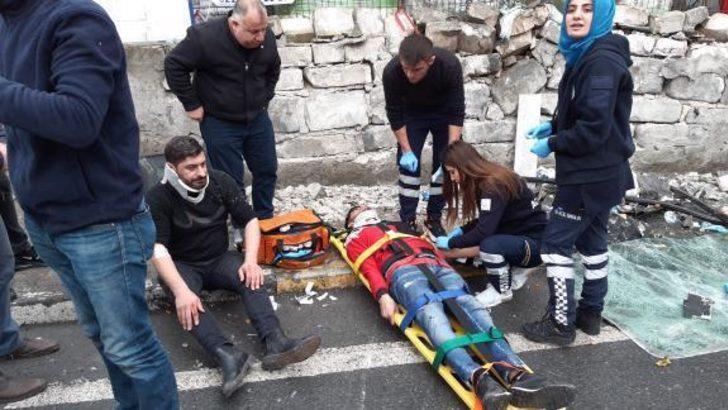 İstanbul'da minibüs ile kamyonet çarpıştı! Yaralılar var G4