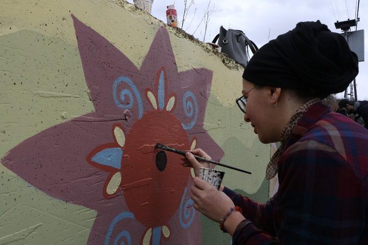 (Özel) Hem ders yaptılar hem de mahalleye renk kattılar G1