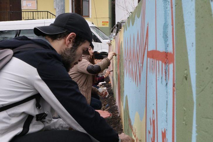 (Özel) Hem ders yaptılar hem de mahalleye renk kattılar G2
