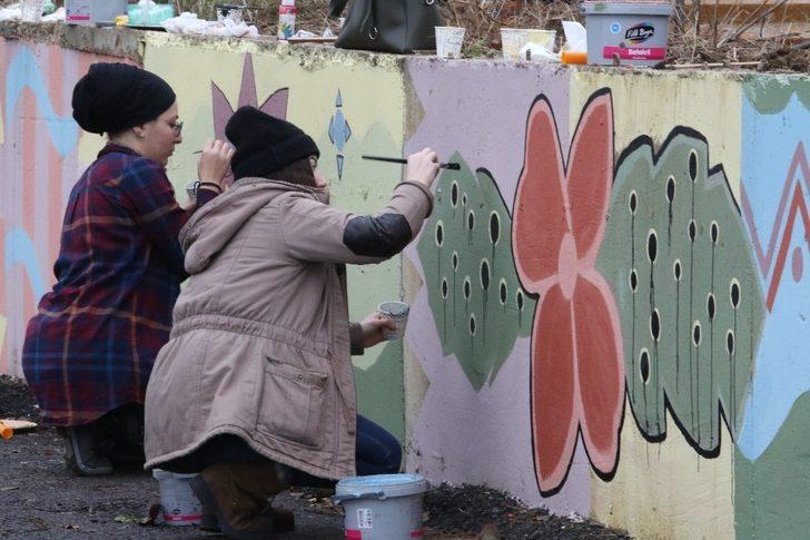 (Özel) Hem ders yaptılar hem de mahalleye renk kattılar G3