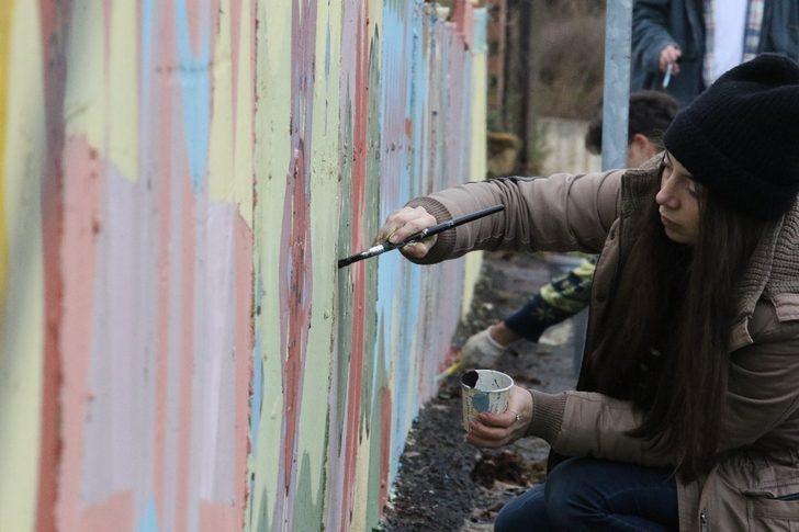 (Özel) Hem ders yaptılar hem de mahalleye renk kattılar G4
