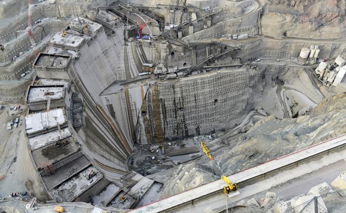 Dev projenin sadece g&ouml;vdesine 2.2 milyon metrek&uuml;p beton d&ouml;k&uuml;ld&uuml;