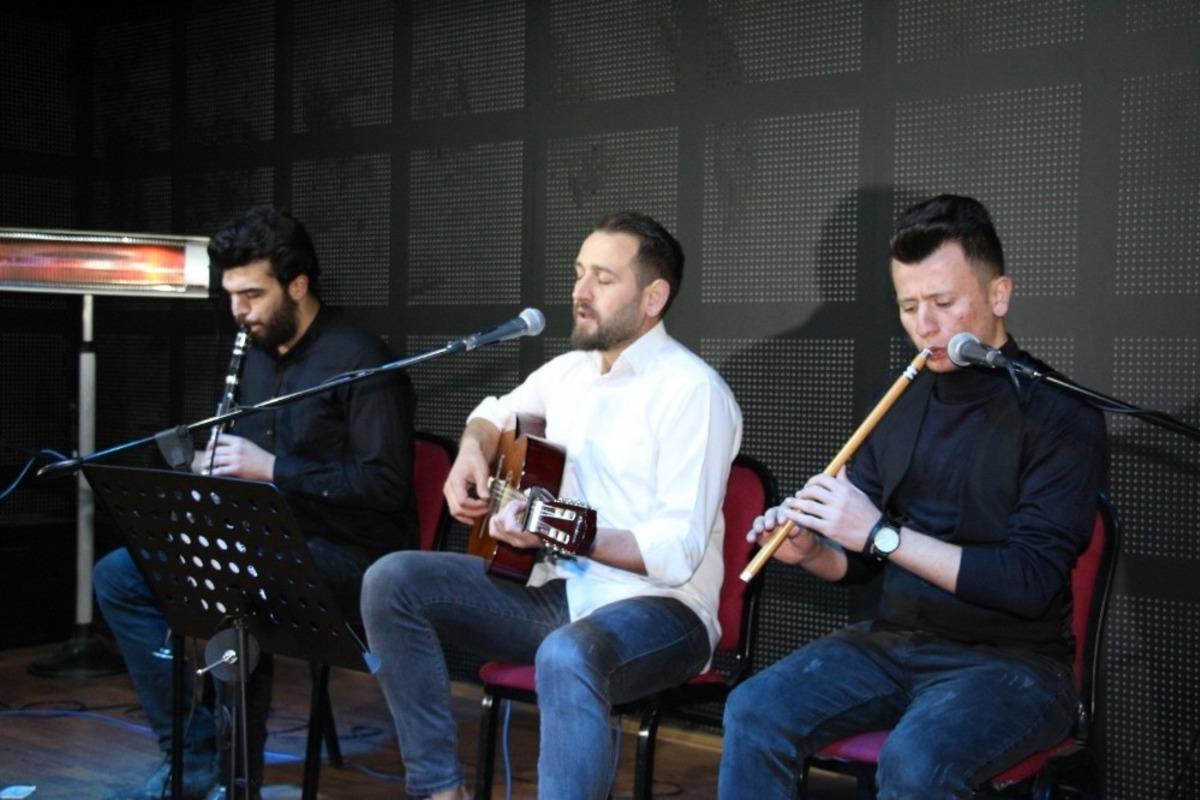 &Ouml;ğrencilere sınavlar &ouml;ncesi şiirli şarkılı motivasyon