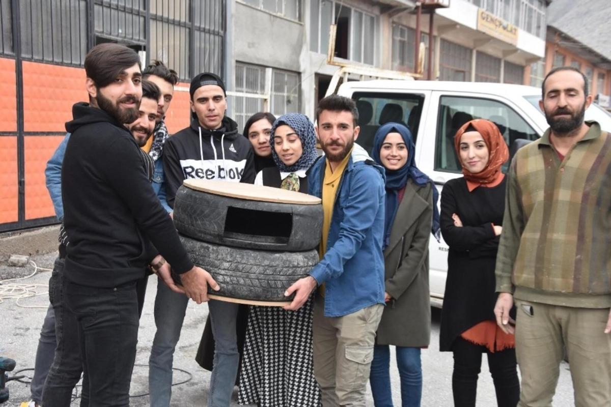 &Uuml;niversite &ouml;ğrencileri araba lastiğinden kedi evi yaptı