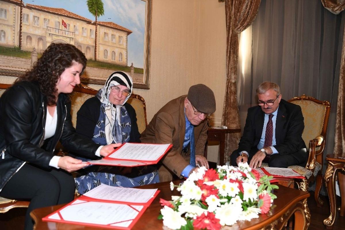 Hayırsever &ccedil;iftten okul protokol&uuml;
