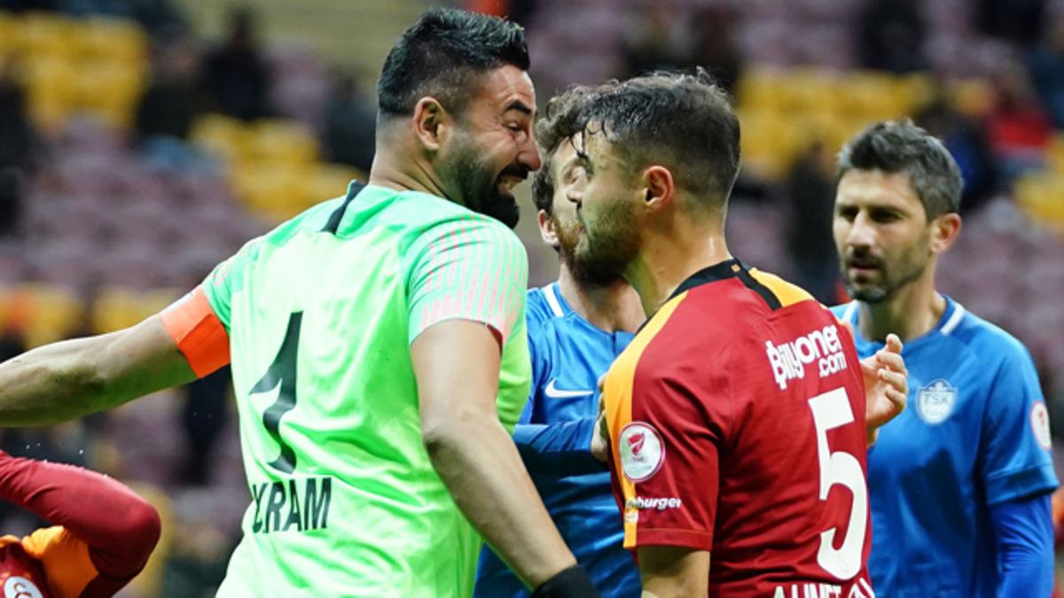 Adem B&uuml;y&uuml;k'&uuml;n yaptığı hareket sosyal medyada olay oldu