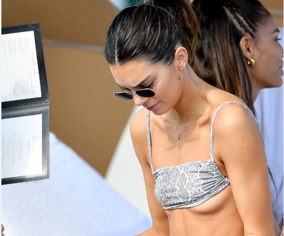 Kendall Jenner'a bikinisi dar geldi! 