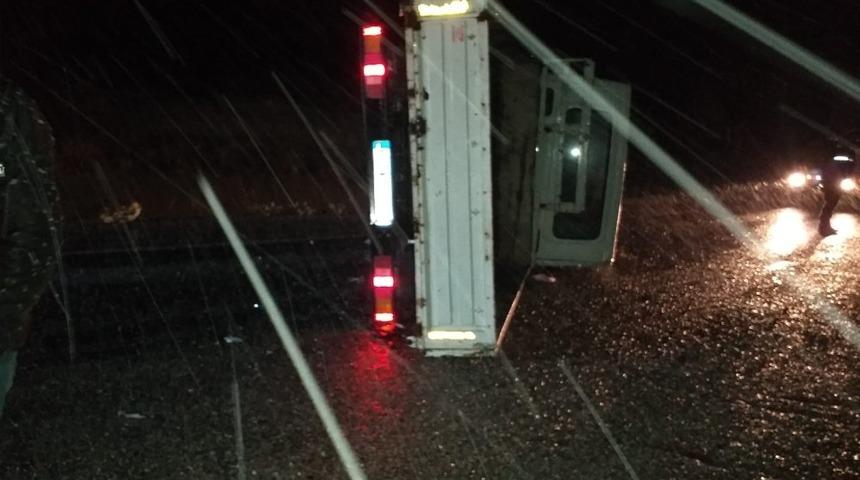 Beyşehir&rsquo;de kamyonet devrildi: 1 yaralı