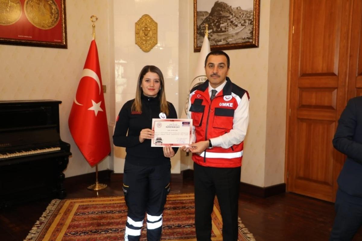 Vali &Ouml;ks&uuml;z, UMKE ekibini &ouml;d&uuml;llendirdi