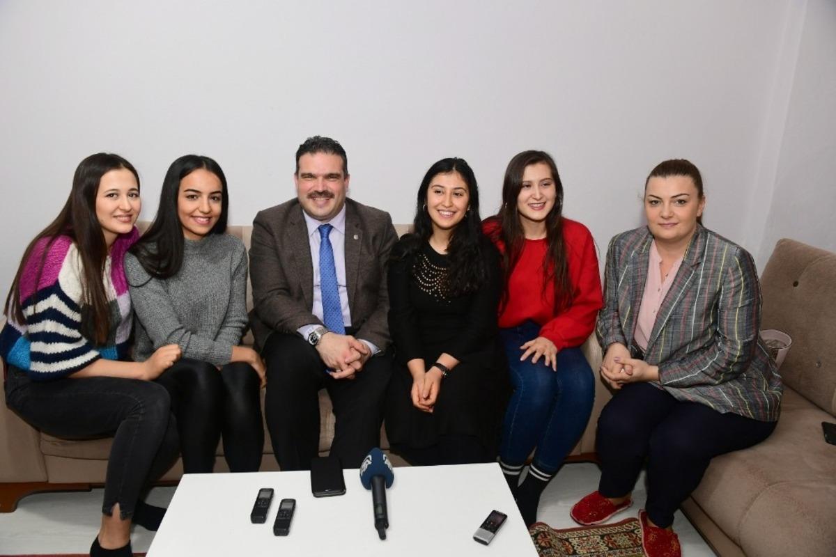 Rekt&ouml;r &Ccedil;omaklı&rsquo;dan &ouml;ğrenci evine s&uuml;rpriz ziyaret