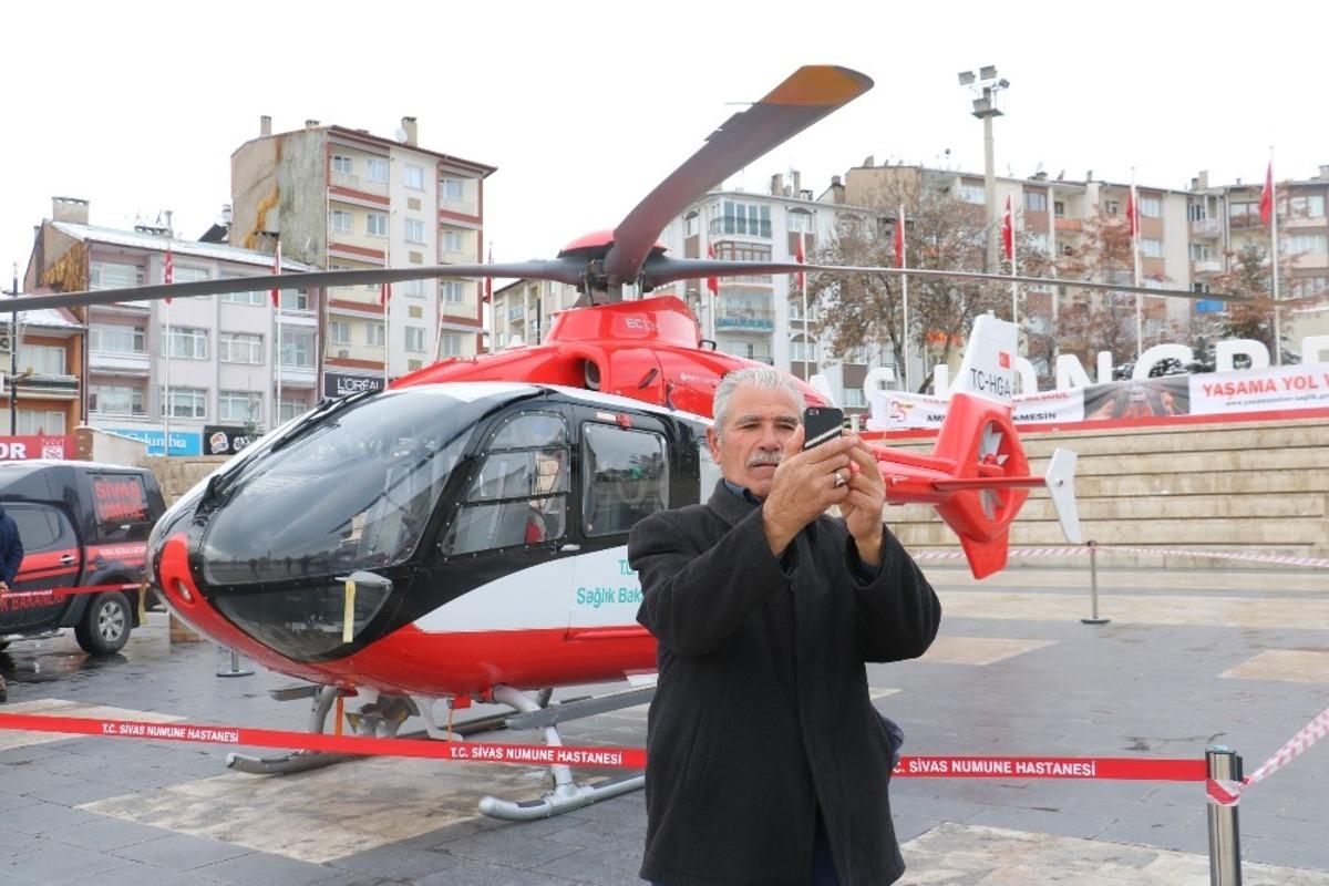 Kent merkezine inen hava ambulansı g&ouml;r&uuml;c&uuml;ye &ccedil;ıktı
