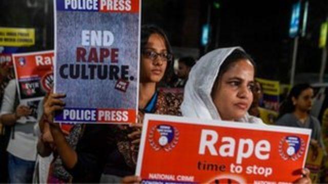 Hindistan'da tecavüz mağduru kadın duruşmasına giderken yakıldı
