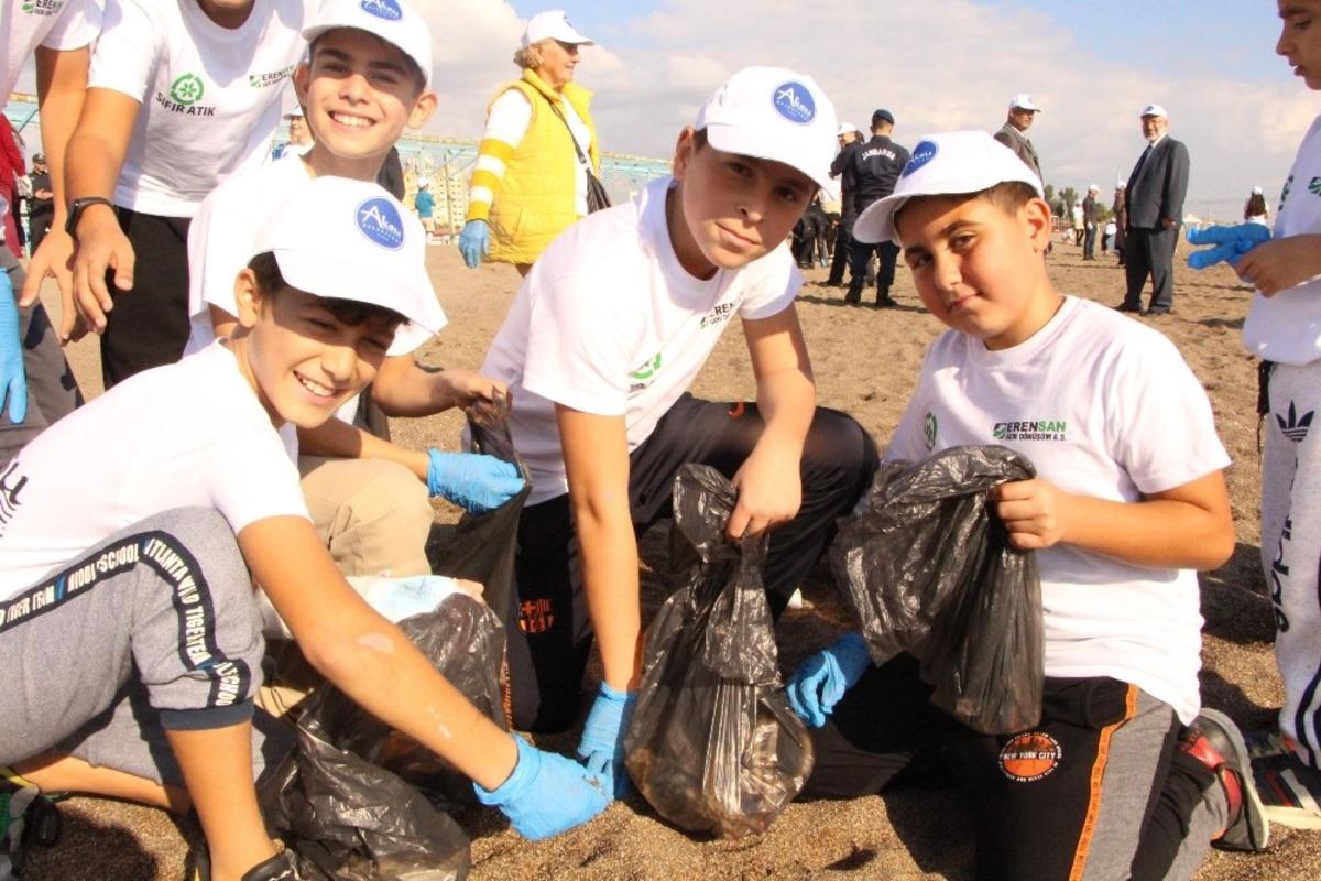 Antalya&rsquo;da &ccedil;ocuklar Sıfır Atık Projesi kapsamınsa sahilde temizlik yaptı
