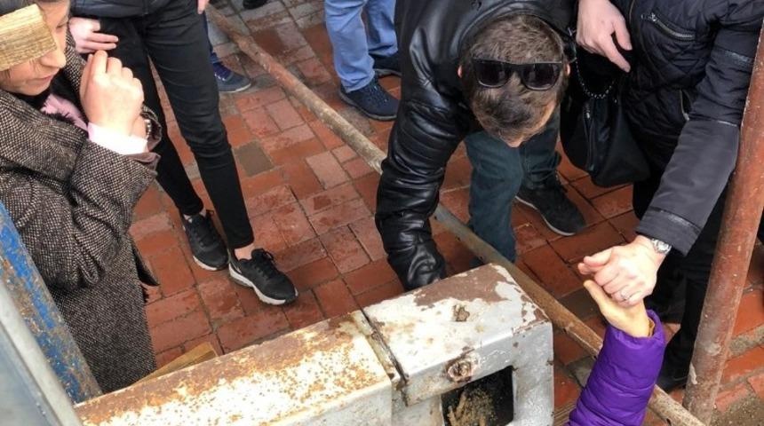 İskeleden kopan demir par&ccedil;ası yaşlı kadının &uuml;zerine d&uuml;şt&uuml;