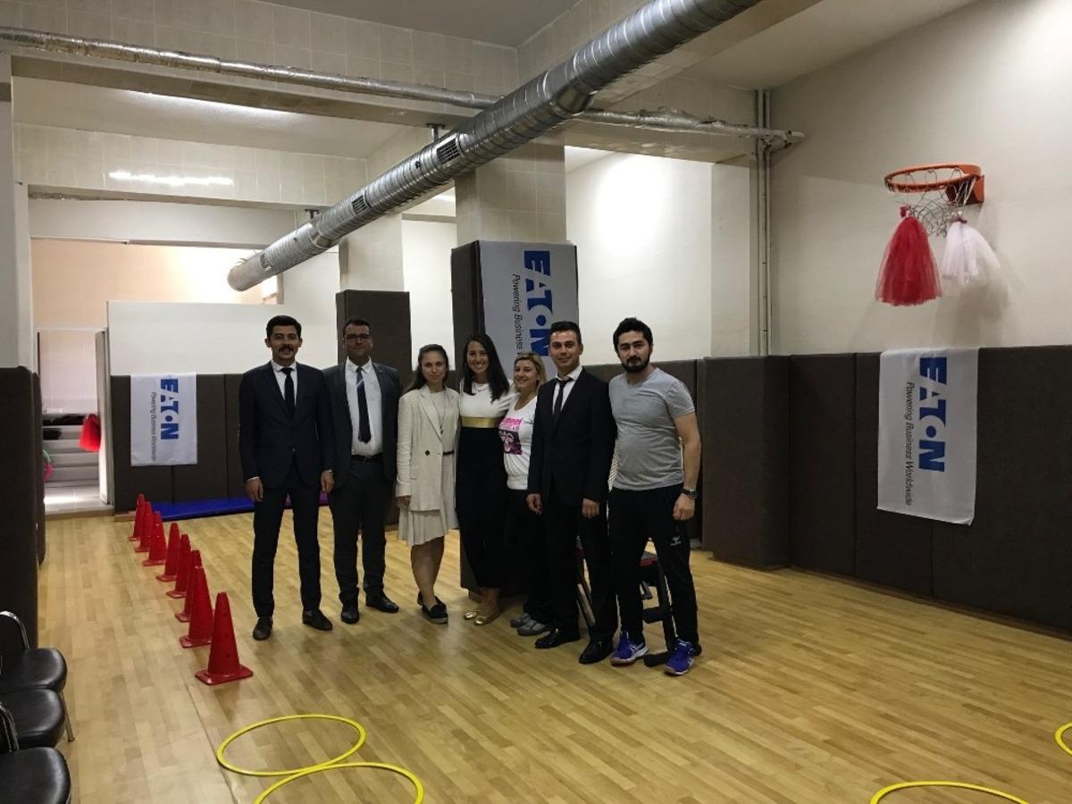 Yardım fonundan destek alıp engelli &ouml;ğrencilerin spor salonunu yenilediler