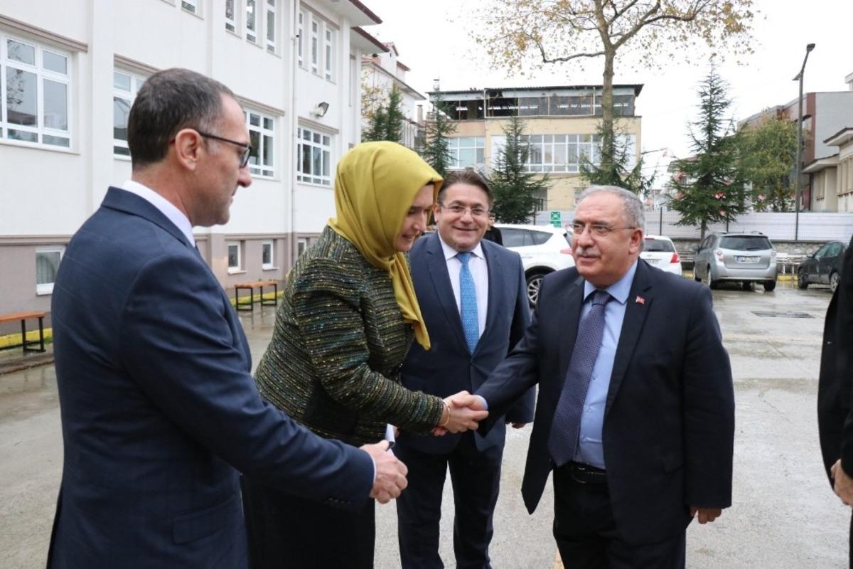 Vali Nayir Adapazarı Mesleki ve Teknik Lisesi &ouml;ğrencileriyle bir araya geldi
