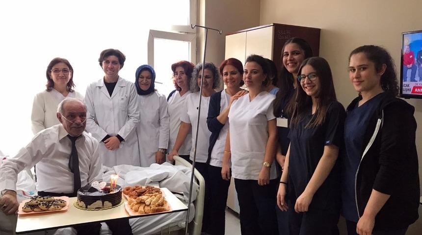 Hastane odasında s&uuml;rprizi doğum g&uuml;n&uuml;