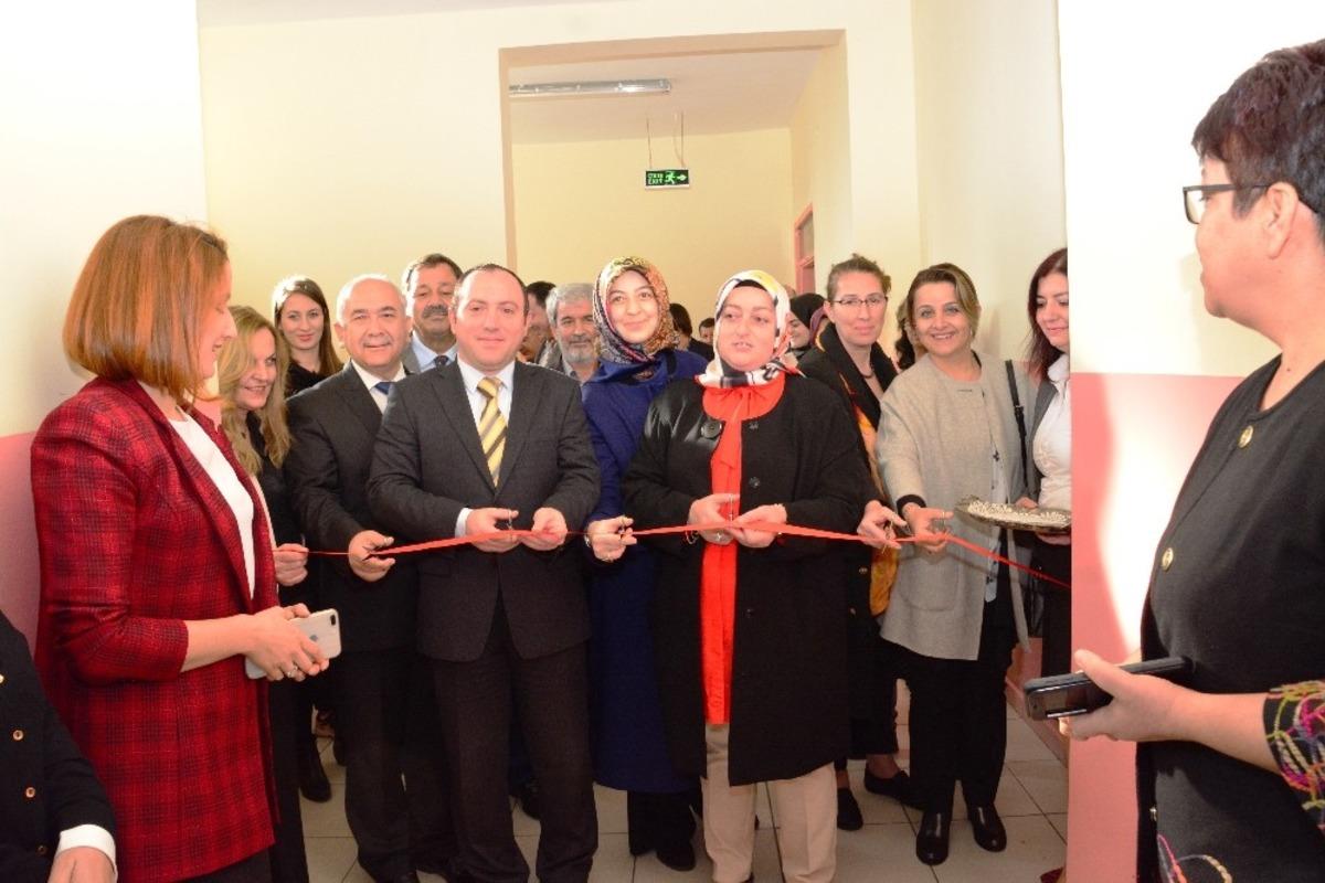 &Ouml;ğretmen, &ouml;ğrenci ve velilerden taş boyama sergisi