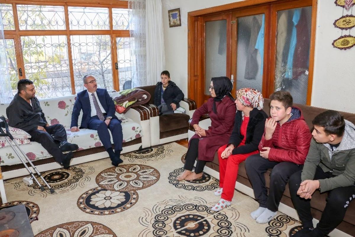 İsve&ccedil;&rsquo;ten gelen yardım tırındaki malzemeler engellilere dağıtılmaya başlandı