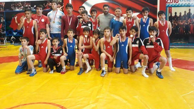 Eleşkirtli güreşçiler mindere damga vurdu