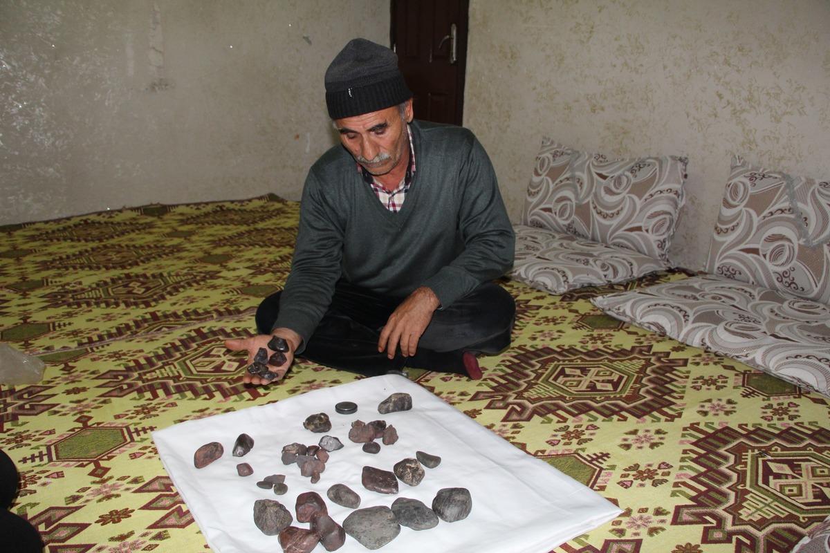 Tarlasında buldu!  G&ouml;k taşı olduğunu iddia ettiği taşlar i&ccedil;in 2 milyon istiyor